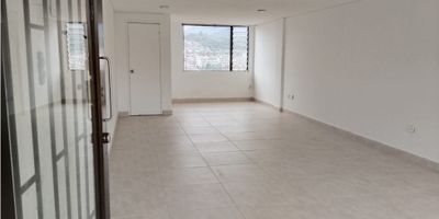 Local con excelente ubicacion, sobre la Avenida Santander, zona rosa de la ciudad, tiene baño privado.  Hay una amplia zona de parqueaderos para los visitantes del  Centro Comercial Los Rosales
