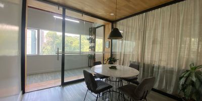 Oficina en arriendo en edificio empresarial, ubicado en vía principal, con fácil acceso a rutas de transporte público, cerca a centros comerciales, restaurantes, hoteles, almacenes de cadena y gran variedad de servicios complementarios del sector. Piso en madera, 3 espacios, 2 baños, divisiones en drywall, cocineta, cableado de red, techo cielo raso, aire acondicionado central y 4 parqueaderos. Conjunto cerrado con ascensor, vigilancia, citófono, portería 24 horas, circuito cerrado de TV, parking visitantes con costo, bahía de parqueo, auditorio, baños comunales y planta eléctrica. *Inmuebles sujetos a verificación de disponibilidad*
