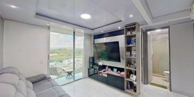 956FR0954

Acogedor apartamento de 41 m² ubicado en el conjunto Altos de San Agustín, en Cartagena. Cuenta con 2 habitaciones, 1 baño, cocina integral y balcón con vista exterior, ideal para disfrutar de la brisa y la luz natural. Está en el piso 8, con ascensor y pisos en cerámica, ofreciendo comodidad y practicidad. De estrato 3 y 3 años de antigüedad, este apartamento combina funcionalidad y ubicación estratégica, cerca de vías principales, transporte público y zonas comerciales. Perfecto para vivir o invertir.
