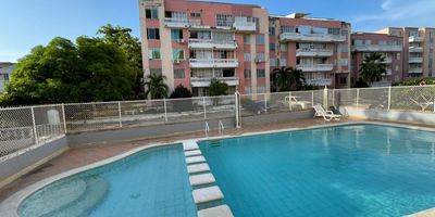 Oportunidad de adquirir un apartamento con características cómodas y prácticas:
 *Características del apartamento*:
- Apartamento dúplex ubicado en el 5to piso con escaleras descansadas
- 74m2 de área construida
- Acceso a piscina para recreación
- Parqueadero comunitario para seguridad de vehículos
- Sala comedor para reuniones familiares
- Cocina semi integral para preparar comidas
- Área de labores para tareas domésticas
- 3 cómodas habitaciones para descanso
- 2 baños para comodidad básica
- Balcón para disfrutar del entorno
*Información adicional*:
- Estrato 2
- Valor de la administración: $142.000 pesos
- Valor en venta: $155.000.000
Este apartamento dúplex ofrece una buena distribución para una familia pequeña o mediana. ¿Deseas más información sobre esta propiedad o programar una visita?