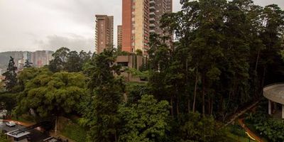 Amplio y elegante apartamento de 121 m² con un diseño que combina confort y buena iluminación. Cuenta con tres habitaciones, la principal con baño privado y vestier, además de cuatro baños en total y habitación del servicio. Su sala–comedor amplia se integra con un balcón que ofrece una agradable vista a la zona verde, cocina cerrada y la zona de ropas independiente brindan practicidad al día a día. Pisos en mármol, dos parqueaderos y cuarto útil completan sus comodidades.