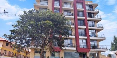 Vendo apto de 2 alcobas en Chía muy cerca a La Av. chilacos, Av. Pradilla excelente ubicación por sitios de interés , centros comerciales , universidades, el inmueble cuenta con espacios muy iluminados, amplio diseño muy bien concebido, dos garajes y depósito, El edificio ofrece amenidades agradables como , zonas húmedas, terraza con BBQ , gimnasio, salon social, parqueo de visitantes.