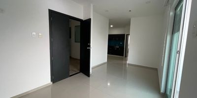 Hermoso apartamento disponible para arriendo en conjunto cerrado con áreas comunes como piscina, parque infantil, salón social, etc., el inmueble consta de 2 habitaciones cada una con baño interno, sala comedor, zona de labores, cocina semintegral, balcón, parqueadero y alcoba del servicio con su baño interno.