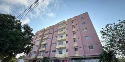 EXCELENTE APARTAMENTO, BUENA UBICACIÓN, CERCA A RUTA DE BUSES, AL COLEGIO SOFIA CARMARGO Y LA OLIMPICA DE LA CALLE 63, AMPLIO Y FRESCO, BALCÓN, PARQUEADERO. AREA DE LABORES.