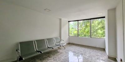 Hermosa oficina de estrato comercial ubicada en El Poblado, al frente del Club Campestre. Cuenta con excelentes acabados, una iluminación destacada y espacios amplios. Además, disfruta de una excelente ubicación con muy buenas rutas de acceso.