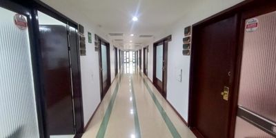 Arriendo Medellin Consultorio Poblado, en edificio, estrato comercial, piso 11, con un área de 50 m2, Cuenta con sala de espera, 2 baños, 2 espacios para adecuar consultorios, ventanales amplios con vistas a la avenida el poblado y hotel dan Carlton, buen transporte publico
Canon más Administración de 685.000
No Aplica Iva