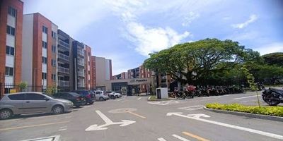 Naranjo inmobiliaria Ltda. Arrienda apartamento en Vivero Kachipay- Cali calle 55 num 109-105 apto 401 torre D. via principal bajando Dollar city bochalema, enseguida colegio Philos Kids · Cerca a Universidades, centros comerciales, estaciones del mio, clinicas. Cuenta excelente distribucion ventilacion e iluminacion natural. Consta sala comedor,1 estudio con puerta (o tercera alcoba pequeña), 2 habitaciones, 2 closets, 2 baños, cocina integral red gas natural,, red gas natural, balcon, zona de ropas, pisos en ceramica. lamparas led, La unidad cuenta porteria 24-7, seguridad- rondero piscina adultos- niños- juegos infantiles- zonas verdes- cancha multiple, Parqueadero comunitario ,Parqueadero para visitantes externo. Canon incluye administracion. Aprovecha esta oportunidad y agenda tu cita 3175580093- 3169472528- 3167050331- 3157200137- 3157075676- 6025584667.