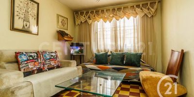 Se vende casa grande en el sector de Castilla cerca al parque de Juanes, esta propiedad cuenta con una amplia terraza y cuenta con un excelente aprovechamiento acorde con el POT de Medellín toda vez que en este lote permiten desarrollar 5 unidades de vivienda de esta manera la propiedad tiene un aprovechamiento para desarrollar otras 3 unidades de vivienda y teniendo en cuenta lo amplio del área de la propiedad en la cual se puede desarrollar un proyecto interesante y atractivo teniendo en cuenta su ubicación que es muy central y un sector muy comercial, la casa cuenta con 6 habitaciones, 2 baños, balcón con vista al exterior, sala y comedor amplios, estudio, zona de ropas, red de gas, cuenta con buena iluminación y ventilación natural en todos los espacios de la casa, en el sector puedes encontrar todos los servicios necesarios, parques y cómodas vías de acceso.