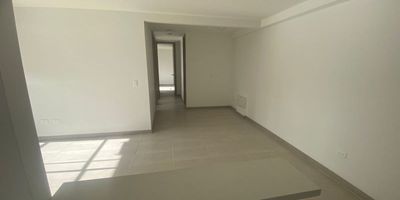 Amplio apartamento de 73 m² en el sector Los Colegios, Rionegro. Cuenta con 3 alcobas, la principal con baño privado, 2 baños completos, sala comedor, cocina integral y zona de ropas. Incluye parqueadero y cuarto útil. Excelente distribución, iluminación natural y ubicación privilegiada cerca de colegios y zonas de servicio.