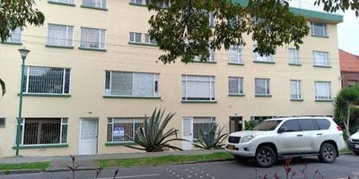 Excelente local comercial ubicado en la parte externa de edificio residencial en Teusaquillo, con un área de 54 mts2, dos ambientes, cuenta con servicios públicos de agua y energía, baño privado, deposito interno, se encuentra ubicado en vía secundaria de alto flujo peatonal, local con documentación al día,  a tan solo tres cuadras de estación de Transmilenio y metro de Bogotá, excelente oportunidad de negocio