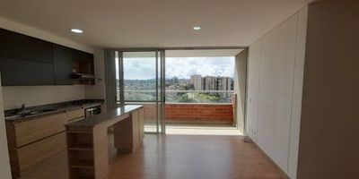 Descubre este espectacular apartamento en Rionegro, a pasos de la clínica somer. Con tres cómodas habitaciones, una con baño y Vestier, un baño social, parqueadero y cuarto útil ofrece una distribución funcional y acogedora. La luz natural inunda cada rincón, resaltando su excelente vista panorámica. Vive rodeado de comodidades: relájate en la piscina, mantente activo en el gimnasio y disfruta de un entorno tranquilo y moderno. Ideal para quienes buscan confort, estilo y ubicación privilegiada. Este espacio combina lo mejor del diseño con la practicidad que tu vida necesita.