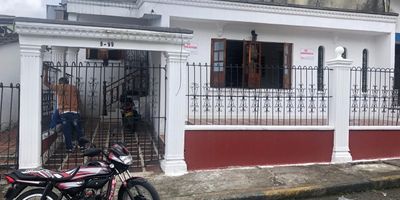 Venta casa de casa en la ciudad de Buenaventura- Valle del Cauca. Ubicada en un lugar distinguido y privilegiado con cercanía a colegios y vía principal. Contaras con una vivienda de un piso en niveles internos, con tres habitaciones, ante jardín, patio, dos holl, sala, balcón, parqueadero y tres baños.