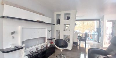 Casa en venta en Pueblito Cafetero en unidad cerrada cerca a supermercados de cadena, rutas de transporte público y servicios complementarios de la zona. Cuenta con salacomedor, pisos en cerámica, estudio, cuatro habitaciones, cuatro baños, cocina integral tipo americano en mesón de granito, estufa, calentador a gas, zona de ropas, jardín y antejardín. La unidad posee de un parqueadero, piscina, gimnasio, sauna turco, parques infantiles, placa polideportiva, zonas verdes, circuito cerrado de tv, vigilancia y portería las 24 horas. Inmueble sujeto a verificación de disponibilidad.