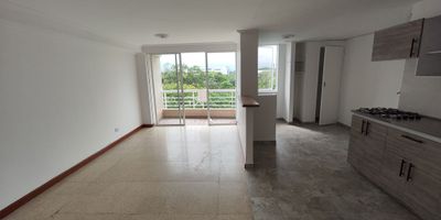 Encantador apartamento en arriendo con excelente ubicacion al frente de la Universidad Pontificia Bolivariana, ideal para quienes buscan comodidad y cercania a todo. Cuenta con 2 alcobas, 2 banos remodelados, cocina moderna recientemente renovada y una agradable vista panoramica que brinda luminosidad y frescura a los espacios.
Ubicado en edificio con ascensor, en un sector tranquilo y con facil acceso al transporte publico. Ademas, esta cerca de almacenes, supermercados, restaurantes y demas servicios esenciales, lo que garantiza una vida practica y conveniente. Perfecto para estudiantes, familias pequenas o profesionales que valoran el confort y la buena ubicacion. Agenda tu visita y conocelo!