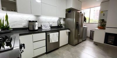 Excelente apartamento en el sector de los Balsos de 120 metros aproximadamente cuenta con 2 habitaciones, 1 closet, 1 Vestier, saloncomedor, 2 baños cabinados, (1 en la habitación principal) 1 baño del servicio, cuenta con estudio, balcón con vista al exterior, cocina integral, red de gas y calentador, 2 parqueadero cubiertos sencillos  y cuarto útil, Cerca de la virgen rosa mística, al museo el castillo y de los centros comercial santa fe y Oviedo.

