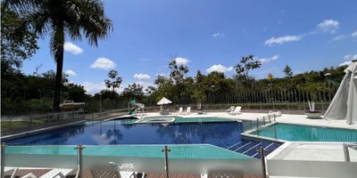 Espectacular apartamento amoblado de tres alcobas y dos baños, ideal para su confort. La alcoba principal cuenta con un amplio vestidor (walking closet) y baño privado. Disfrute de una moderna distribución con sala, comedor y una elegante cocina abierta equipada con gas natural. Incluye zona de lavandería y un práctico parqueadero cubierto en el sótano. Perfecto para quienes buscan comodidad y un diseño funcional listo para habitar.

Viva en un conjunto con un estilo de vida de resort. Las zonas comunes son inmejorables: refrésquese en la piscina, manténgase activo en la cancha múltiple o la cancha de squash, sauna ,turco. Además, el edificio ofrece diversión para los más pequeños con su zona infantil, un espacioso salón comunal para eventos y una agradable zona de BBQ. ¡Todo el entretenimiento a su alcance!

 
