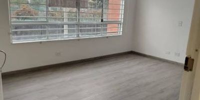 Se arrienda espectacular apartaestudio en Lagos de Torca, un espacio moderno, acogedor y con excelente ubicación. Cuenta con dos habitaciones, baño con elegante división en vidrio, sala-comedor con excelente iluminación natural y una cocina integral de concepto abierto que se integra perfectamente al área social, creando un ambiente funcional y armonioso. Sus pisos laminados aportan un toque cálido y contemporáneo. El conjunto ofrece parqueadero comunal y un entorno tranquilo, ideal para quienes buscan confort, estilo y fácil acceso a las principales vías de la ciudad.