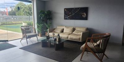 Lindo Apartaestudio amoblado en alquiler 
$1.800.000
34m2 VISTA EXTERIOR
1 habitación
1 baño
Cocina integral equipada
Nevera
Lavadora , secadora
closet
T.v

PISO N°12 
Áreas sociales del edificio
Gimnasio
Salón para eventos
Terraza BBQ 
Parqueaderos 
Zona Coworking
Zona de juegos 
Cinema
Ascensores
Transporte publico de fácil acceso
Centros comerciales alrededor
Universidad La Sabana a pocos minutos caminando