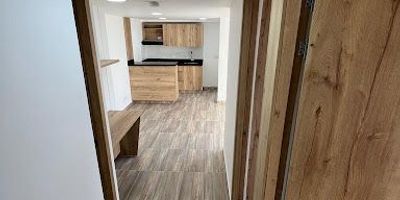 Apartamento en venta en el sector de Bello, Santa Ana. Cuenta con excelente ubicación, buenas rutas de transporte en unidad cerrada. Se encuentra distribuido de la siguiente manera, sala comedor con balcón. 3 alcobas cada una con closet. 2 baños social y principal. cocina integral con red de gas. ubicado en unidad cerrada completa, sector residencial tranquilo con fácil acceso y excelente conectividad, cercano a rutas de transporte público integradas al Metro.