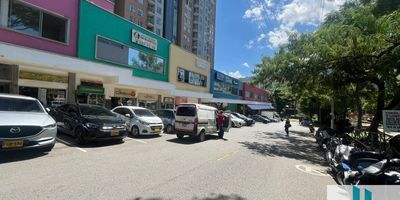 Local en Venta Cabañas BelloÁrea de 20 m², con Mezanine, red de gas, cocina sencilla con campana extractora de olores y lavaplatos, piso en cerámica, en excelente ubicación, dentro del centro comercial Metro Mall, justo sobre la autopista. El mall cuenta con todos los servicios: farmacias, cajeros electrónicos, peluquerías, portería 24/7 vigilancia privada, baños públicos, parqueaderos públicos y otros servicios.Hace parte de la Urbanización Ciudad Central, con 250 apartamentos que son los clientes potenciales del Mall, además de los usuarios de la Estación Madera entre otros.Ademas cuenta con excelente servicio de transporte público