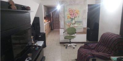 Apartamento en Venta de 51 m² ubicado en San Antonio de Prado. Cuenta con 2 habitaciones, 1 baño, cocina integral, zona de ropas, sala-comedor.

Unidad abierta de fácil acceso en zona muy tranquila, se encuentra cerca a la estación de Bomberos de San Antonio de Prado y al centro comercial Arrayanes.

¡Recuerda que te ayudamos en todo el proceso de tu crédito de vivienda! 

