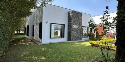 Casa en venta – Llanogrande, Rionegro.
Exclusiva casa campestre ubicada en unidad cerrada en el sector de Llanogrande, a solo 3 minutos del Complex de Llanogrande, en una de las zonas más exclusivas y de mayor valorización del oriente antioqueño.
La propiedad cuenta con un lote de 1.500 m² y una construcción de 312 m², distribuidos de manera funcional y elegante:
3 amplias habitaciones.
3 baños.
Biblioteca.
Sala y comedor independientes.
Cocina integral.
Habitación del servicio con baño.
Una vivienda ideal para quienes buscan confort, privacidad y un entorno campestre sin alejarse de la zona urbana.
Valor de la venta: $3.300.000.000.