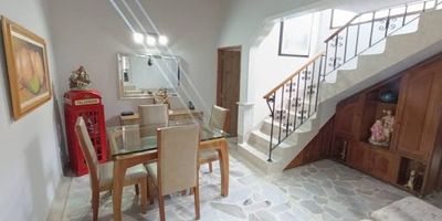 Cuenta con sala comedor , cocina integral, dos baños cabinados , tres alcobas , tres closet , zonas de ropas , terraza , calentador a gas , red de gas .