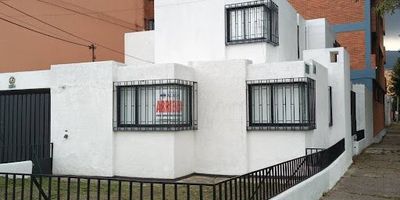Casa en arriendo de dos niveles ubicada en el exclusivo sector de Cedritos, con un área de 140 m² y estrato 5. Cuenta con sala y comedor independientes, cuatro alcobas con sus respectivos closets, cocina integral con estufa y calentador a gas, tres baños, estudio, cuarto de servicio y zona de ropas. El inmueble dispone además de chimenea, pisos laminados y garaje cubierto sencillo. Se encuentra en una excelente ubicación con cómodas vías de acceso como la Avenida Carrera 15, la Autopista Norte y la Calle 134. para más información comuníquese con el ejecutivo comercial anderson vargas al celular yo whatsapp 3187078008, o al correo anderson.vargasinmobiliariasaliadas.com