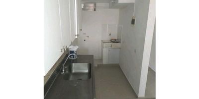 Arrienda hoy un excelente apartamento ubicado en Quintas del Salvador, una zona residencial que combina comodidad, tranquilidad y acceso a todo lo que necesitas para vivir con calidad. Este inmueble cuenta con tres habitaciones ideales para el descanso, dos baños cabinados con excelentes acabados, cocina integral con red de gas para tu mayor confort y un práctico piso en cerámica que facilita la limpieza y el mantenimiento. Con un área aproximada de 55 metros cuadrados y estrato 3, este espacio se convierte en una opción perfecta para quienes buscan bienestar y economía en un mismo lugar.El proceso de arrendamiento con nosotros se realiza a través de la aseguradora El Libertador. Es completamente virtual, rápido, sencillo y sin costo para ti. Desde la comodidad de tu casa podrás avanzar en cada paso de manera ágil y segura.Este apartamento es ideal para familias que desean vivir en un entorno seguro, cercano a todo tipo de servicios y con excelente movilidad. Disfrutarás de fácil acceso a rutas de buses, vías principales y zonas comerciales. Además, tendrás a pocos minutos tiendas D1 y establecimientos que harán tu día a día más práctico.Solicita tu cita hoy mismo y descubre tu próximo hogar. Estamos seguros de que tomarás una excelente decisión.