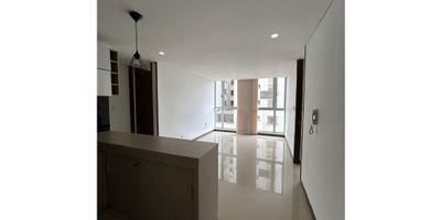 Este hermoso apartamento, ubicado en la ciudad de Armenia en el departamento del Quindío, es la oportunidad perfecta para ti y tu familia de vivir cómodamente y disfrutar de todas las comodidades que ofrece esta zona del país. Con un área construida de 84 M2, este inmueble te brinda espacio suficiente para adaptarlo a tus necesidades y hacerlo el hogar perfecto.

Con 3 alcobas amplias y 2 baños completos, este apartamento es ideal para una familia o para aquellos que buscan un espacio para el trabajo y el estudio en casa. Además, cuenta con 1 garaje, lo que te brinda la tranquilidad de tener un lugar seguro para tu vehículo. En cuanto a las características internas del apartamento, podrás disfrutar de armarios empotrados en cada habitación, un baño auxiliar y un baño en la habitación principal.

Si te encanta la cocina, este apartamento te encantará. Cuenta con una barra estilo americano perfecta para disfrutar de una cena rápida, una cocina equipada con todo lo que necesitas para preparar tus comidas favoritas y una cocina integral para almacenar tus utensilios y electrodomésticos. Además, también encontrarás un calentador para que no tengas que preocuparte por el agua caliente en los días más fríos.

Las comodidades de este apartamento no terminan ahí, ya que también cuenta con características externas que te harán sentir como si estuvieras en un verdadero paraíso. Con acceso pavimentado, podrás llegar a casa sin preocuparte por el estado de las vías, y también disfrutarás de un área social, ascensor y una zona de lavandería para tu comodidad.

¿Quieres relajarte después de un día de trabajo? Este apartamento incluye una sauna y un turco para que puedas liberar el estrés acumulado. Además, podrás disfrutar de una vista panorámica desde las áreas comunes y la terraza, donde también encontrarás una barbacoa para esas tardes de asado con amigos y familiares.

Ubicado en una zona residencial, este apartamento también te brin