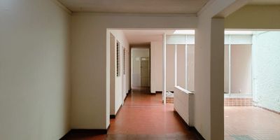 Casa Comercial en arriendo en unidad cerrada. Ubicación central de fácil acceso y salida a vía principal, entorno residencial muy tranquilo, conexión a rutas de transporte público y servicio complementarios del sector. Piso en baldosa, 6 espacios, 3 baños, cocineta, techo cielo raso, red de gas, patio y parqueaderos lineales cubiertos. Cuenta con baños comunales. *Inmuebles sujetos a verificación de disponibilidad*
