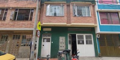 Apartamento ubicado en un segundo piso en Barrio villas del Dorado con vista interna. Cuenta con sala comedor cocina semiintegral, dos habitaciones, la principal con baño privado. Zona de ropas compartida en el tercer piso, Servicio de luz independiente, gas y luz son compartidos. Cómodas vias de acceso como la avenida Mutis, Calle 72. A pocas cuadras de la parada del alimentador Villas del Dorado. Cerca de supermercados 