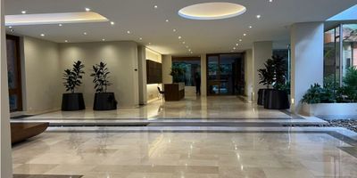 Espectacular apartamento en arriendo, ubicado en sector exclusivo de la ciudad de Bogotá a dos cuadras del Parque El Virrey y Parque del Japón. Cuenta con una linda vista, ascensor privado, amplia zona social con chimenea y estudio, su cocina es independiente y dotada de electrodomesticos como nevera Whirpool, nevera de vinos Whirpool, horno microondas, calentador de comida, compresor de comida, lavadora de platos, todos marca Kitchen Aid, su zona de lavandería también es independiente además cuenta con cuarto de servicio con baño. Todo el apartamento cuenta con persianas y blackout Hunter Douglas.

Edificio con gimnasio, jaula de golf, sauna, turco, salón comunal, juego de niños, parqueaderos para visitantes, alta seguridad.

Contáctanos
