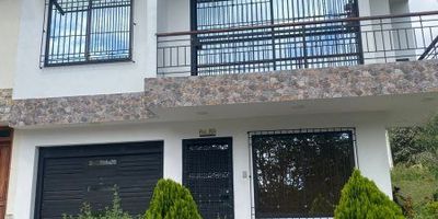 Casa de tres niveles con amplios y cómodos espacios. Cuenta con 5 habitaciones, 3 baños con ducha y un baño social, además de balcón, patio, sala comedor, cuarto útil y garaje. Dispone de zona verde y parqueaderos para visitantes, ideal para disfrutar en familia con comodidad y buena ubicación.