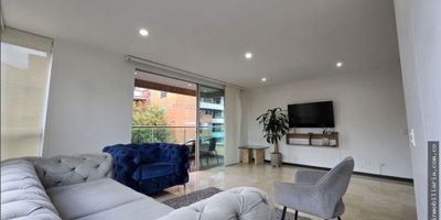 Venta de hermoso y amplio apartamento en uno de los sectores mas exclusivos de la ciudad, cuenta con 3 alcobas dos de ellas con baño privado, baño social para tercera alcoba, zona amplia de estudio, salon comedor, alcoba del servicio, balcon amplio, parqueadero y cuarto util. 

Edificio cuenta con gimnasio y salon social y sauna.

Predial: $2.445.000 anual
