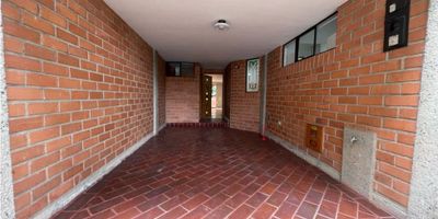 Está usted en búsqueda de una casa en Unidad cerrada con buena ubicación tenemos una casa de dos niveles donde vas a encontrar parqueadero para dos carros uno cubierto y uno descubierto al ingresar al primer nivel vas a tener una cocina amplia con muy buenos espacios en sus alacenas horno microondas lavavajilla electrónico cubierta incrustada y extractor lo que facilita habitualmente las actividades de la cocina espacio para nivecon zona de ropas, un espacio de zona de servicios o habitación de servicios para una cama pequeña con su respectivo baño completo, encontramos un baño medio en el primer nivel que sirve para las visitas y una sala comedor amplia bien iluminada con un antejardín en la parte trasera mitad del patio es una terraza cubierta por techo en vidrio lo que te permite estar en un lugar para realizar tardes en familia, subiendo al segundo piso vamos a encontrar un estudio abierto con un balcón pequeño que permite mantener la casa aireada y bien iluminada posterior vamos a encontrar tres habitaciones todas con su respectivo clóset un baño completo para las dos habitaciones suplentes y en la habitación principal el baño privado, en ubicación te queda cerca a rutas de transporte cerca a la frontera a colegios Iglesias el euro. 