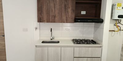 Apartamento en Arriendo  El Trapiche, Bello

Estrena este moderno apartamento ubicado en el sector de El Trapiche, un lugar tranquilo, residencial y con excelente conexion a vias principales. Sus espacios comodos y llenos de luz natural brindan un ambiente acogedor y funcional para disfrutar en familia.

El apartamento cuenta con 3 habitaciones, 2 banos, 3 closets, sala-comedor, cocina integral con red de gas y ascensor para mayor comodidad.

La unidad residencial te ofrece completas zonas comunes: salon social, juegos infantiles, piscina, zonas verdes, parqueadero para visitantes y porteria con vigilancia 24/7.

Su ubicacion estrategica ofrece facil acceso al transporte publico y se encuentra cerca del CAI de Valadares, ademas de supermercados, colegios y otros puntos de interes.