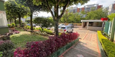 Arriendo de apartamento en Floridablanca, Santander, ubicado en el sector E.2 del Bosque Cañaveral, barrio Prado del Sur. Este inmueble remodelado de 70 m² cuenta con 3 habitaciones y 1 baño, ofreciendo un espacio amplio y ventilado. Incluye 1 parqueadero. Con 30 años de antigüedad y estrato 4, este apartamento se arrienda por $1.200.000. Contáctenos para agendar una visita o conocer más detalles.