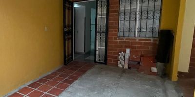 ¡Increíble casa en venta en Floridablanca, Santander! Con una gran  ubicación  en estrato 4, esta casa cuenta con 4 habitaciones, 4 baños completos, cocina integral y parqueadero cubierto. Con 152m² de área construida y 55m² de área de lote, este inmueble ofrece comodidad y amplitud, cuenta con balcón, citófono y sala de TV. Además. Esta propiedad cuenta con 3 plantas. ¡No dejes pasar esta oportunidad de adquirir tu nuevo hogar en un lugar tranquilo y seguro!