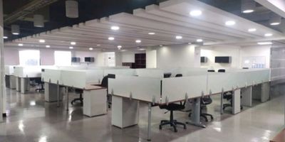 Exclusiva oficina ubicada en el prestigioso sector de Chicó Reservado, en un moderno edificio empresarial. Un espacio diseñado para empresas que buscan imagen, comodidad y funcionalidad, con amplias zonas de trabajo y excelente iluminación natural.

Características principales
Área total: 721 m² // Área amoblada: 460 m² // Área semi-amoblada: 261 m² // 59 puestos de trabajo operativos // 5 oficinas cerradas // Sala de juntas para 8 personas // 14 parqueaderos privados // Oficina semi-amoblada con acabados modernos // Piso alto con vista panorámica // Excelente distribución de espacios // Edificio con vigilancia 24/7 y control de acceso // Sector empresarial consolidado con cercanía a vías principales, transporte y servicios.
