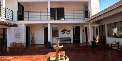 ?Casa campestre EN VENTA 500m2
Ubicada en parcela de 1.572m2

✅Piedecuesta / Conjunto campestre / Estrato 5

Valor. $1.480.000.000 de oportunidad
Administración. $888.000mil

✅ 8 habitaciones , alcoba ppal con Terraza y vestier / 6 baños / Sala / comedor / cocina / Patio de ropas independiente / Parqueadero múltiple / zona de bbq con barra de atención.

✅ Tiene apartamento externo (rentando) con entrada independiente, 2 alcobas, 1 baño, cocina abierta, sala y patio grande.

✅ Conjunto cerrado / seguridad privada /zona social con piscina / zona de juegos infantiles / salón social / cancha de tennis en polvo de ladrillo.

✅ Cerramiento en cerca viva / zona de siembra frutal.