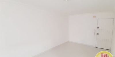 Código: 10560. 3° Piso en edificación de 4 pisos. Apartamento interno con buena iluminación, Acceso al inmueble, Directo a la vía. Alcoba con puerta, 2 baños, cocina con cubierta. Entregar apartamento pintado. No se permiten mascotas. La pipeta de gas la asume el inquilino. Contrato de arrendamiento mínimo a 1 año.