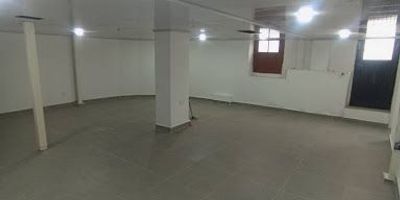 Providencia Inmobiliaria con matrícula SGM-MAOM-2016-7 tiene en arriendo un hermoso local de 85mtrs2 para estrenar en el sector de San Joaquín con excelente iluminación, con amplios espacios cerca a colegios, iglesia, zonas verdes, supermercados, juegos infantiles, zona tranquila y segura, consta de un salón amplio y uno pequeño, cocineta, baño completo, pisos en cerámica, techos planos, acabados modernos.