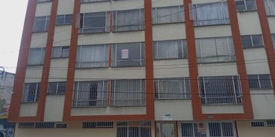 Se vende acogedor apartamento ubicado en el barrio Restrepo, en un cuarto piso, cerca a los sectores de Olaya, Ciudad Jardín y Antonio Nariño. El inmueble cuenta con 2 habitaciones con clóset, 1 baño con división en acrílico, cocina semi integral y zona de lavandería. Además, incluye garaje. Es una excelente opción para quienes buscan comodidad y buena ubicación, con fácil acceso a transporte, comercio y servicios. ¡El precio es negociable!