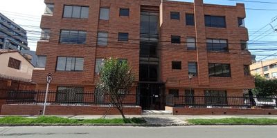 Cod.2877. Lindo apartamento iluminado con vista exterior de 50 mts, primer piso sobre sotáno; edificio sistematizado con cctv y zona de lavandería comunal. Tiene sala comedor, cocina integral eléctrica, baño con ducha, alcoba con closet, parqueadero cubierto independiente. Sector residencial muy seguro en cercanía C.C. Unicentro, C.C. Santa Ana, Parque Santa Paula y Parque 106, facilidad a transporte público, vías de acceso, Carrera 15, Carrera 9, Calle 106, Calle 100.

Uniproyectos, donde cada puerta es una bienvenida, te esperamos.
