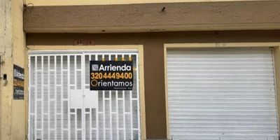 Casa - local para arrendar en Medellín, barrio Conquistadores. 70 metros cuadrados, cocina integral, 3 alcobas ventanal, 1 parqueadero, 2 baños y pisos en baldosa. Nivel 1.Para uso comercial tiene un valor de 3.000.000.