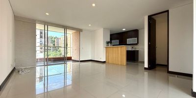 arriendo apartamento en el poblado, sector la Linde , 100 metros cuadrados, 2 alcobas cada una con baño privado y vestier, sala comedor, cocina integral abierta, 1 estudio, 1 balcón, 2 parqueaderos,1 cuarto útil.psfs más información me puedes contactar al siguiente número 3153568305