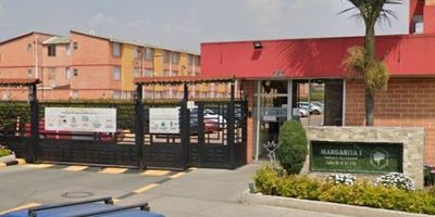 Se Arrienda Casa en Soacha Ciudad Verde Conjunto Margarita I. Casa de 3 niveles. Primer piso. Sala - comedor y cocina sencilla. Segundo piso. Alcoba, estudio con mueble  y un baño. Tercer piso. Alcoba principal, baño y zona de ropas. Piso en Cerámica. Valor del canon de arrendamiento con administración $950.000. En Quantum Inmobiliaria encontrarás un aliado en el proceso de arrendamiento, nuestros procesos documentales son totalmente digitales y ágiles, lo que le permitirá maximizar su tiempo, permítanos asesorarle. 613-1130