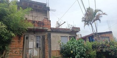 PLANCHA EN VENTA – SEGUNDO PISO, SABANETA (MARÍA AUXILIADORA PARTE ALTA)
Ubicada en una zona residencial tranquila, con fácil acceso a transporte público (buses integrados) y cerca del centro comercial Mayorca, colegios y todo tipo de servicios.
Excelente oportunidad para construir tu vivienda o invertir. Se vende únicamente la plancha del segundo piso, lista para desarrollar según tus necesidades. Cuenta con licencia aprobada para construir los pisos 2, 3 y 4, desenglobe realizado y matrícula inmobiliaria independiente.Cada piso permite el desarrollo de hasta dos apartamentos, ideal para quienes buscan un proyecto de vivienda familiar o una inversión con excelente potencial de rentabilidad. El primer piso no está en venta.
¡Aprovecha esta oportunidad y haz realidad tu proyecto! Contáctanos al 3012021300 para más información.