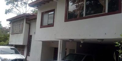 Bella Casa Finca en Robledo La Pola,  Oportunidad de Arriendo o Vendo-Cambio. Descubre esta encantadora propiedad de dos niveles ubicada en el tradicional sector de Robledo La Pola. Ideal para familias numerosas o quienes buscan amplitud y comodidad en un entorno tranquilo con excelente vista a la ciudad. Primer Piso, Hall de entrada acogedor, Comedor independiente, Sala amplia con baño social, Habitación de servicio Corredor con acceso a escaleras que conducen a zona de lavado al aire libre Segundo Piso, Sala auxiliar con baño completo, Cinco habitaciones con armario, Ventanales con vista panorámica a la ciudad Precio negociable  Se acepta vendo-cambio por casa o apartamento, Esta propiedad combina funcionalidad, espacio y una excelente ubicación. ¡Perfecta para quienes buscan tranquilidad sin alejarse de la ciudad!